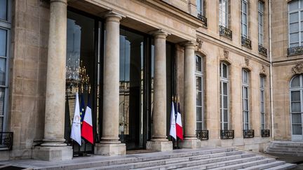 Le perron de l'Elysée, à Paris, le 20 mars 2024. (XOSE BOUZAS / HANS LUCAS / AFP)