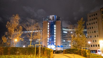 Le siège de la Commission européenne, à Bruxelles, le 11 mars 2021. (MARTIN BERTRAND / AFP)