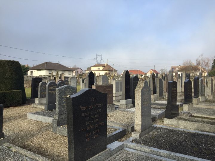 Le cimetière israélite de&nbsp;Wintzenheim (Haut-Rhin). (LAURINE BENJEBRIA/RADIO FRANCE)