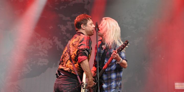 Cheveux ébouriffés et riffs de guitare francs et bruts, les Kills sont déchaînés ce soir.
 (Olivier Flandin / FTV)