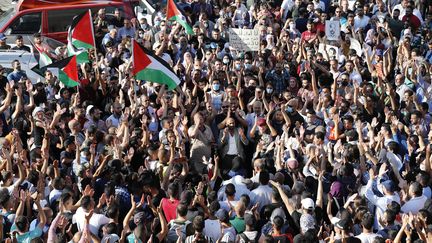 Une manifestation à Ramallah, en Cisjordanie le 26 juin 2021, après la mort de Nizar Banat, un activiste des droits de l'homme. (AHMAD GHARABLI / AFP)