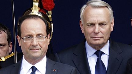 Fran&ccedil;ois Hollande (&agrave; G.) et Jean-Marc Ayrault, sur le perron de l'Elys&eacute;e, &agrave; Paris, le 15 mai 2012. (PASCAL ROSSIGNOL / AFP)