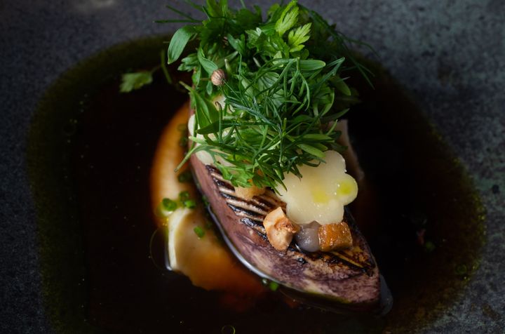 Le foie gras poché au vin chaud sur une purée de panais, un plat que Charles Coulombeau sert en cette fin d'année à Nancy. (LA MAISON DANS LE PARC)