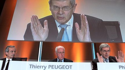 Le pr&eacute;sident du directoire de PSA Peugeot-Citro&euml;n, Philippe Varin (&agrave; droite) aux c&ocirc;t&eacute;s du pr&eacute;sident du conseil de surveillance, Thierry Peugeot, en conf&eacute;rence de presse &agrave; Paris, le 25 avril 2012. (ERIC PIERMONT / AFP)