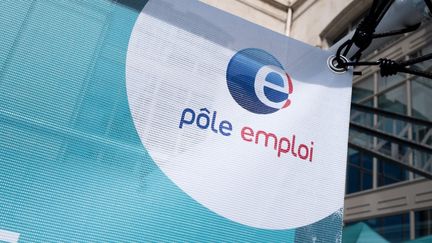 Le logo Pôle Emploi à Toulouse (Haute-Garonne), le 22 septembre 2021. (THOMAS BARON / HANS LUCAS / AFP)