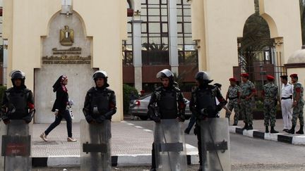 Des militaires post&eacute;s devant le minist&egrave;re de l'Information, au Caire, le 28 mai 2012. (KHALED DESOUKI / AFP)