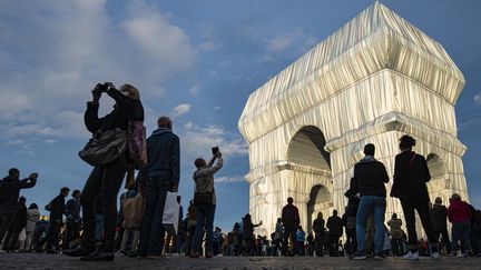 Des touristes venus voir l'Arc de Triomphe emballé par Christo, le 3 octobre 2021 à Paris en France&nbsp; (JOAO LUIZ BULCAO / HANS LUCAS)