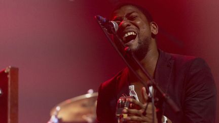 Le chanteur d'Algiers, Franklin James Fischer, au Casino de Paris le 11 novembre 2015.
 (Nathalie Guyon / Studio France Télévisions)