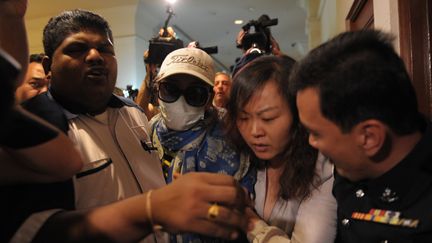 Des Chinoises en col&egrave;re ont fait irruption le 19 mars 2014 dans la salle de presse, &agrave; Kuala Lumpur (Malaisie). (MOHD RASFAN / AFP)