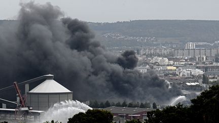 La colonne de fumée au-dessus de l'usine Lubrizol de Rouen (Seine-Maritime), le 26 septembre 2019. (PHILIPPE LOPEZ / AFP)