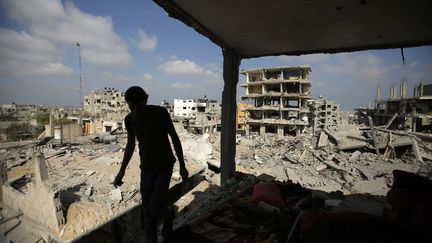 &nbsp; (Un Palestinien retourne dans sa maison détruite de Gaza ville, le 27 août © REUTERS / Suhaib salem)