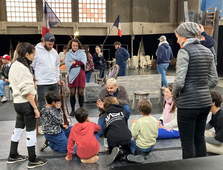 Ladislas Chollat, metteur en scène de la comédie musicale "Les Misérables" lors d'une répétition avec les quatre garçons choisis pour le rôle de Gavroche, le 30 octobre 2024, à Romainville. (PHOTO VALERIE GAGET)