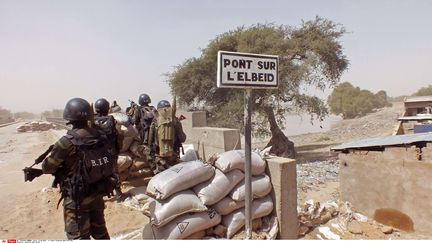 Des militaires camerounais postés à Fotokol (Cameroun), en février 2015. (EDWIN KINDZEKA MOKI / AP / SIPA)