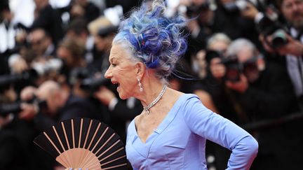 L’actrice britannico-américaine Helen Mirren a assorti sa tenue du soir au film projeté, "Madame du Barry". Elle arbore son style XVIIIe siècle jusqu’au bout des ongles. (VALERY HACHE / AFP)