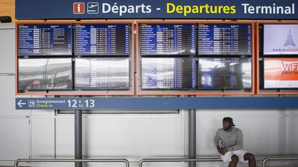 Un panneau de départs à l'aéroport Roissy-Charles-de-Gaulle, le 27 juillet 2016. (MAXPPP)