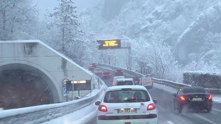 La neige recouvre les Alpes depuis le dimanche 22 décembre. Les flocons tombent abondamment et de plus en plus bas. Une bonne nouvelle pour les vacanciers, mais qui peut aussi susciter l'inquiétude en raison des risques d’accident et d’avalanche. (France 2)