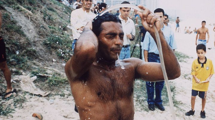 Romario prend sa douche sur une plage de Rio de Janeiro (Br&eacute;sil), en 1994 (ZETA / SIPA)