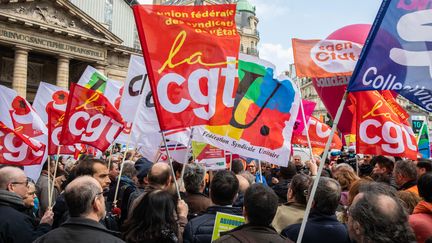 Des drapeaux de différents syndicats lors d'une manifestation en mars 2019 à paris&nbsp;contre le projet de réforme de la fonction publique. (CHRISTOPHE MORIN / MAXPPP)