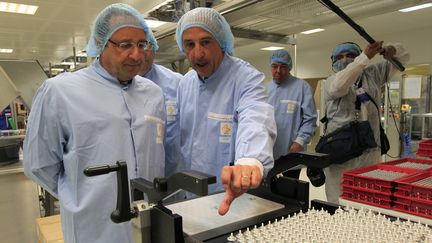 Fran&ccedil;ois Hollande visite l'entreprise de biopharmacie AstraZeneca de Dunkerque, mardi 23 juillet. (PASCAL ROSSIGNOL / AFP)