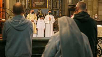 La messe de la Toussaint à la cathédrale Saint-Apollinaire de Valence (Drôme), le 1er novembre 2020. Les célébrations de la Toussaint ont été tolérées au début du deuxième confinement en France.&nbsp; (NICOLAS GUYONNET / HANS LUCAS / AFP)