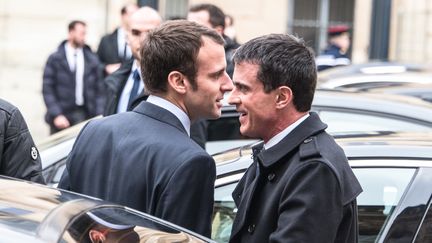 Emmanuel Macron, alors ministre de l'Economie, avec Manuel Valls, alors Premier ministre, dans la cour de Matignon, à Paris, le 10 mars 2016.&nbsp; (CITIZENSIDE/YANN KORBI / CITIZENSIDE)