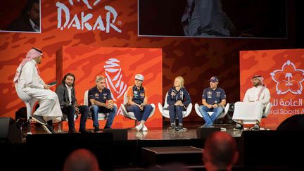 Le directeur du rallye Dakar, les pilotes David Castera, Carlos Sainz, Laia Sanz, Stéphane et Andrea Peterhansel, notamment, lors de la présentation du Rallye Dakar 2020 à Qiddiya, près de Riyad, Arabie saoudite, le 25 avril 2019. (GSA / MAXPPP)