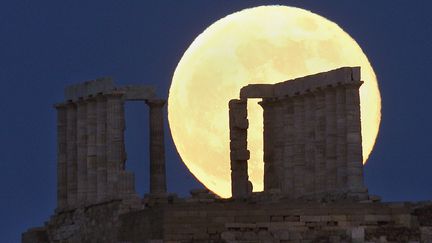 La Super Lune au cap Sounion (Gr&egrave;ce), situ&eacute; &agrave; 45km au sud-est d&rsquo;Ath&egrave;nes (Gr&egrave;ce). Le&nbsp;terme "Super Moon" a &eacute;t&eacute; invent&eacute; par l'astrologue Richard Nolle,&nbsp;en 1979. (YANNIS BEHRAKIS / REUTERS)