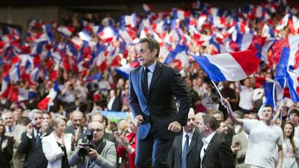 J-34 Le pr&eacute;sident candidat Nicolas Sarkozy monte sur la sc&egrave;ne pour tenir son meeting &agrave; Nancy (Meurthe-et-Moselle), le 2 avril 2012. (LIONEL BONAVENTURE / AFP)