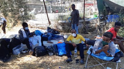 Un groupe de réfugiés somaliens, rares occupants du camp de Moria à ne pas avoir encore fui, le jeudi 10 septembre 2020. (MARIE PIERRE VEROT / RADIO FRANCE)