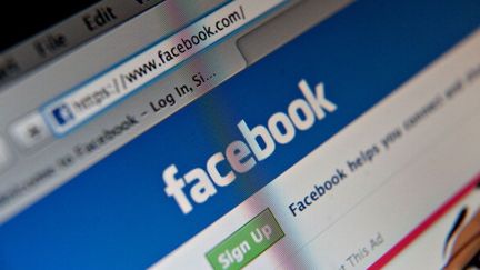 Certains experts &eacute;voquent une lassitude des utilisateurs de Facebook, en particulier les plus jeunes, qui pr&eacute;f&eacute;reraient se tourner vers d'autres r&eacute;seaux en ligne, comme Twitter. (BLOOMBERG / GETTY IMAGES)