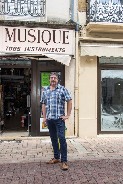 Patrick Lauret, devant son magasin de musique. (JULIETTE CAMPION / FRANCEINFO)