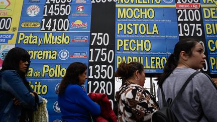 Des prix chez un boucher en Argentine, où l'inflation atteint des records depuis des années. (LUIS ROBAYO / AFP)