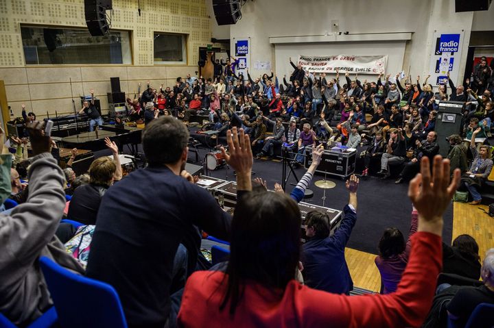 Des salari&eacute;s de Radio France votent la poursuite de la gr&egrave;ve, le 7 avril 2015, en assembl&eacute;e g&eacute;n&eacute;rale &agrave; la Maison de la radio &agrave; Paris. (MAXPPP)