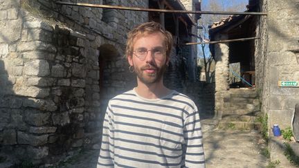 Anatole, 25 ans, bénévole à l'Association des Chantiers de Jeunes du Viel Audon (Ardèche). (MANON MELLA / FRANCEINFO)