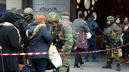 &nbsp; (Fouilles devant l'aéroport de Bruxelles après les attentats © MaxPPP)