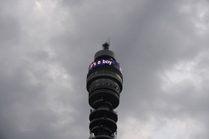 La tour de British Telecom, &agrave; Londres (Royaume-Uni), le 23 juillet 2013, au lendemain de la naissance du prince George.&nbsp; (PAUL HACKETT / REUTERS)