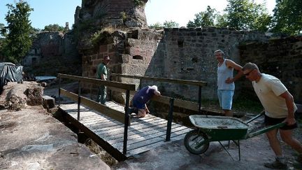 Des bénévoles entretiennent les ruines du château du Schoeneck dans les Vosges alsaciennes.
 (FREDERICK FLORIN / AFP)