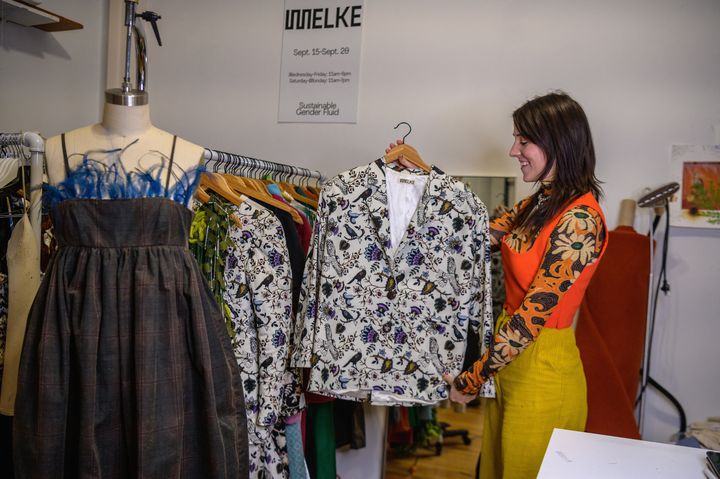 Emma Gage, la créatrice de la marque Melke, dans son studio lors de la New York Fashion Week, le 4 février 2022 (ANGELA WEISS / AFP)