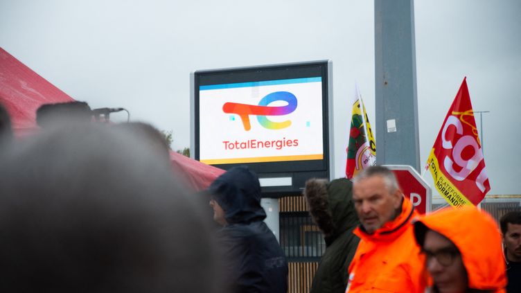 Une action de grève dans une raffinerie à Gonfreville en Normandie lors du blocage des raffineries en octobre 2022. (ANTOINE MERMET / HANS LUCAS / AFP)