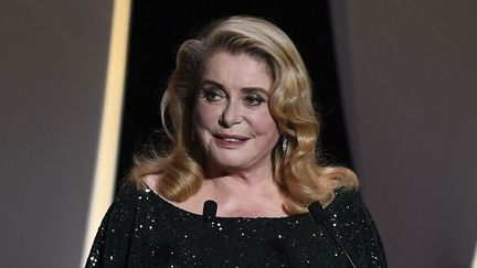 L'actrice française Catherine Deneuve s'apprête à remettre la palme d'or au réalisateur coréen Bong Joon-Ho le 25 mai 2019 au festival de Cannes. (CHRISTOPHE SIMON / AFP)