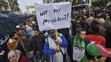 Des manifestants à Alger (Algérie), le 13 décembre 2019. (RYAD KRAMDI / AFP)