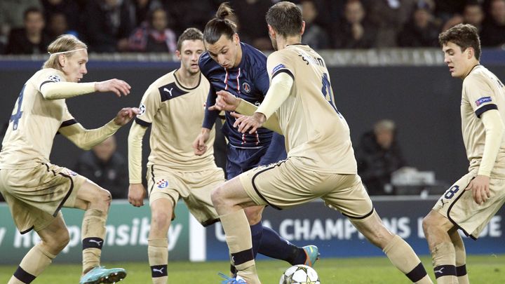 L'attaquant du PSG Zlatan Ibrahimovic cern&eacute; par la d&eacute;fense du Dynamo Zagreb, en Ligue des champions, le 6 novembre 2012, au Parc des Princes.&nbsp; (XAVIER LAINE / GETTY IMAGES)