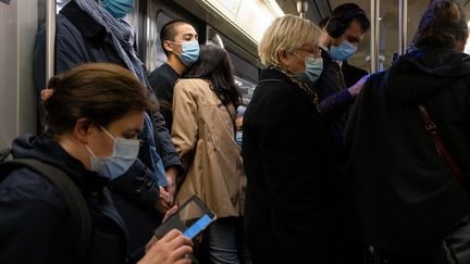 Des voyageurs dans un métro parisien, le 1er octobre 2020. (VALENTINO BELLONI / HANS LUCAS / AFP)