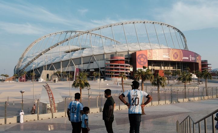 Supporters in front of the Khalifa International Stadium on October 28, 2022 in Doha (Qatar).  (KEITA IIJIMA / YOMIURI / AFP)