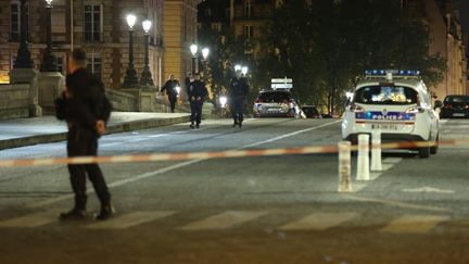 La police sécurise le Pont-Neuf, à Paris, après avoir ouvert le feu sur une voiture,&nbsp;le 24 avril 2022. (DURSUN AYDEMIR / ANADOLU AGENCY / AFP)