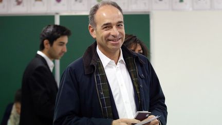 Le pr&eacute;sident de l'UMP, Jean-Fran&ccedil;ois Cop&eacute;,&nbsp;dans un bureau de vote &agrave; Meaux (Seine-et-Marne) pour le premier tour des municipales, le 23 mars 2014 (KENZO TRIBOUILLARD / AFP)