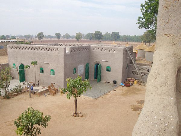 Finitions maximales pour cette maison de Boromo au Burkina Faso. La terre n'a rien à envier aux parpaings en ciment. (Association La Voûte Nubienne)