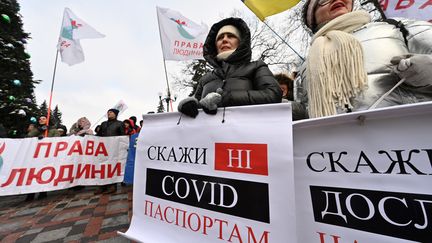 Manifestation contre le pass vaccinal à Kiev (Ukraine) le 24 janvier 2022 (SERGEI SUPINSKY / AFP)