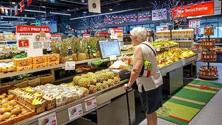 Une cliente fait ses courses dans un supermarché à Paris, le 19 juillet 2024. (RICCARDO MILANI / AFP)