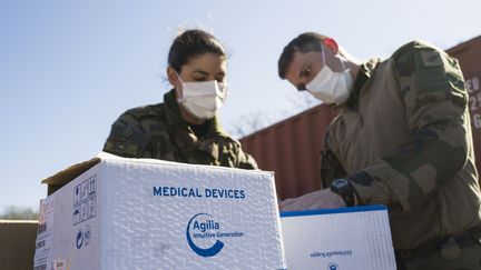 Des soldats français préparent du matériel médical à l'hôpital de campagne de Mulhouse (Haut-Rhin), le 24 mars 2020. (SEBASTIEN BOZON / AFP)